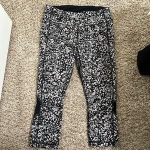 Like new floral lululemon leggings - size 8 with zipper pocket